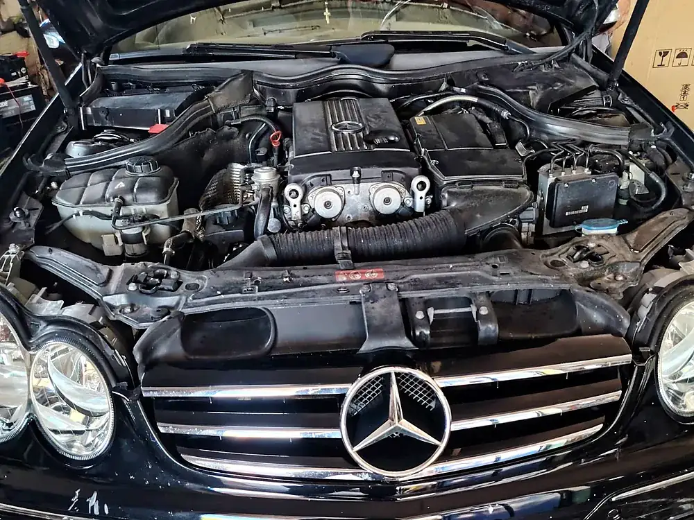 Otvoren motorni prostor Mercedes-Benza u radionici